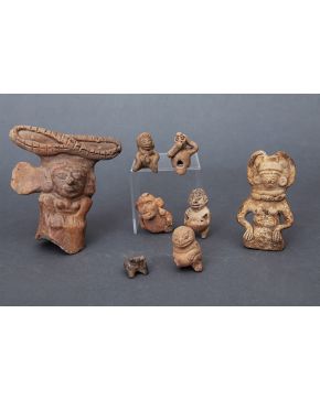 1239-Lote de seis silbatos mayas procedentes de la zona Petén (Guatemala). Periodo Posclásico (900-1100 D.de C.) Con formas humanas y animales. Algún deter