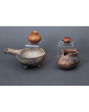 1242-Instrumento musical de viento tipo silbato maya procedente de la zona Petén (Guatemala). Periodo Posclásico (900-1100 D.de C.) Altura: 5 cm. Diámetro: