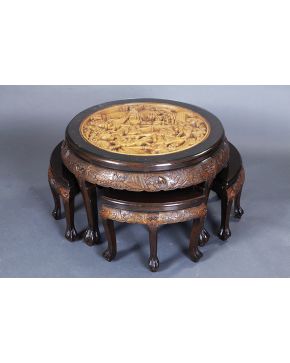 436-Mesa de centro estilo oriental en madera tallada con tapa en cristal y 4 banquetas. Sobre patas de garra.