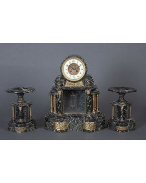 731-Reloj con guarnición de copas. Francia c. 1880.