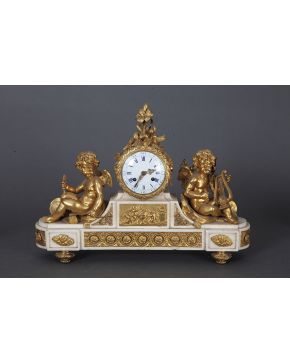 848-Elegante reloj estilo Luis XVI en mármol blanco y bronce dorado al mercurio. Francia. c. 1860.