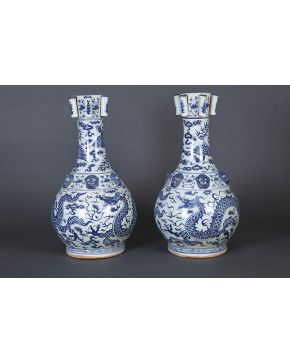 415-Pareja de grandes jarrones globulares en porcelana oriental blanca y azul. China s. XX. Decoración de dragones imperiales. 