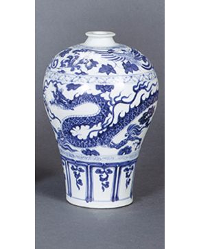 1056-Meiping en porcelana china blanca y azul. s. XX. 