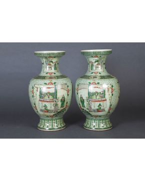408-Pareja de jarrones en porcelana china. s. XX. Con decoración de escenas en paisaje y objetos simbólicos en reserva. Con marcas. 