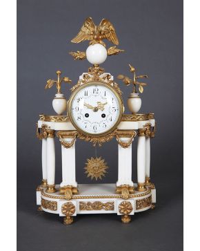 821-Reloj de sobremesa estilo Luis XVI Napoleón III. Francia. s. XIX.