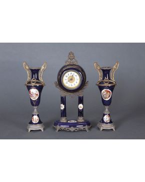 475-Reloj con guarnición de copas en porcelana azul cobalto estilo Sevres con montura en bronce. s. XIX.