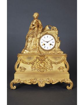855-Reloj de sobremesa en bronce dorado. Francia. mediados s. XIX.