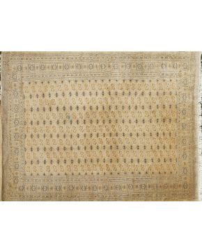 671-Alfombra en lana con diseño vegetal y geométrico sobre campo beige. 