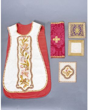 1066-Conjunto de ornamentos litúrgicos en damasco blanco con aplicaciones de petit point decoradas con flores y anagrama de Cristo: Casulla y palia. Comple
