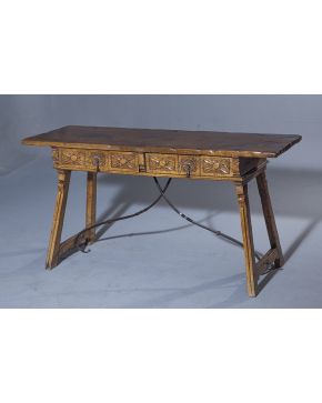 927-Mesa castellana en madera de roble tallada con dos cajones en cintura y fiadores de hierro.