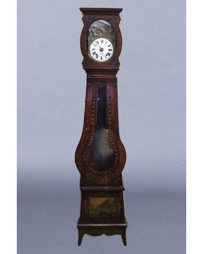 1228-Reloj de antesala con caja en madera tallada y decoración pintada. Esfera firmada: Benigno Ruiz Burgos. S. XIX.