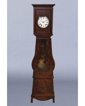 1219-Reloj tipo Morez con caja en madera tallada y pintada. S. XIX. Con péndulo.