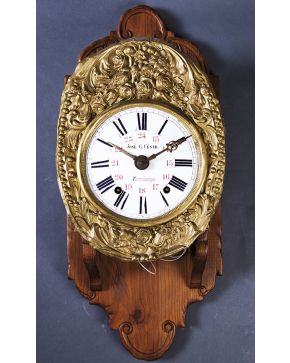 940-Reloj tipo Morez en latón dorado. Esfera con marcas: José G. César. Torrelavega. Con péndulo. pesas y llave.