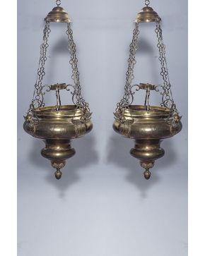 1222-Dos lámparas votivas antiguas en metal dorado.