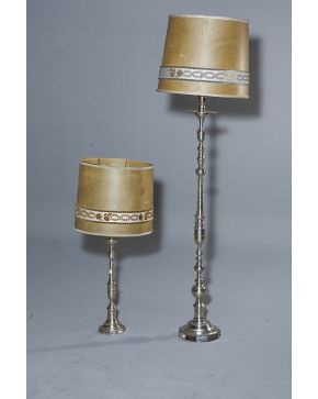 1224-Juego formado por lámpara de pie y lámpara de mesa en plateado.