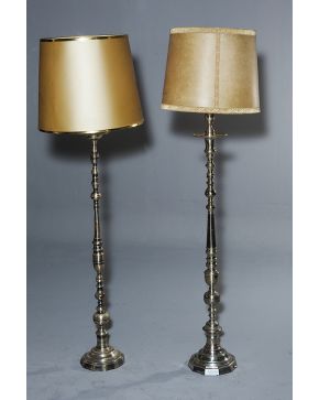 1225-Juego formado por dos lámparas de pie en metal. 