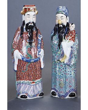 430-Pareja de figuras orientales en porcelana esmaltada. con marcas.