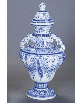 1217-Jarrón en porcelana esmaltada blanca y azul de Talavera. Firmado en el pie.
