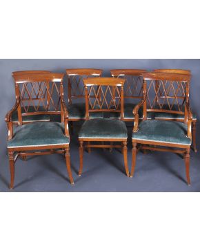 517-Sillería compuesta por 6 sillas y 2 butacas en madera tallada con asientos calados geométricos.