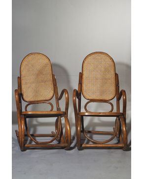 960-Pareja de mecedoras en madera tallada con asientos de rejilla. Desperfectos.