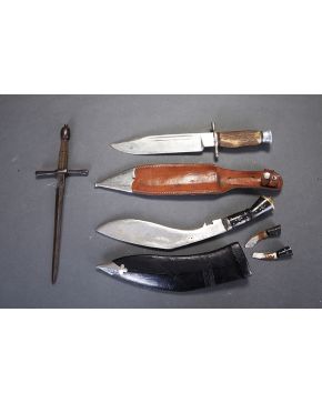 1045-Lote de dos cuchillos de caza con su funda. uno con empuñadura de asta y otro con decoraciones metálicas;  y una daga.