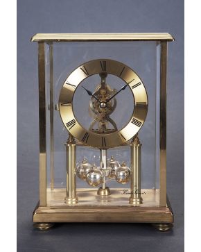1177-Reloj de Schatz en metal dorado y cristal. Con llave. instrucciones y repuestos. Algún desperfecto. 
