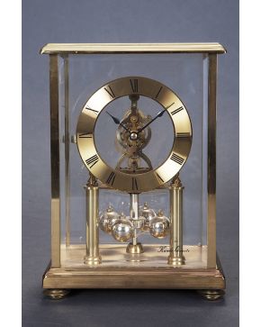 1177-Reloj de Schatz en metal dorado y cristal. Con llave. instrucciones y repuestos. Algún desperfecto. 