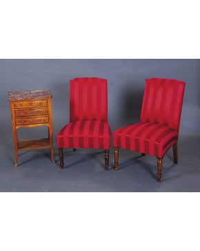 694-Pareja de sillas desclazadoras en madera tallada con tapicería a rayas de color granate.