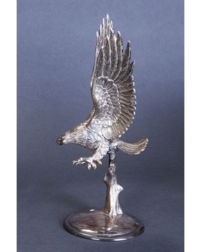 480-Águila sobre rama en plata española punzonada con base circular.