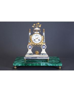 891-Reloj de pórtico estilo Luis XVI en bronce dorado y mármol bicolor. S. XIX.
