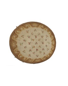 501-Alfombra española. de forma oval. en lana con decoración de bouquets de rosas sobre campo beige. Róleos vegetales en dorado. 