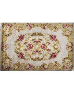 1057-Lote de 3 alfombras españolas en lana. La mayor con decoración de rosas sobre campo beige. Colores complementarios: amarillo y verde. Las otras dos de