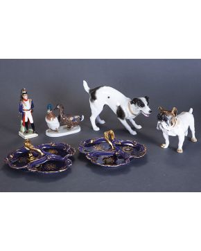 1130-Pareja de perros en porcelana alemana. ss. XIX y XX.