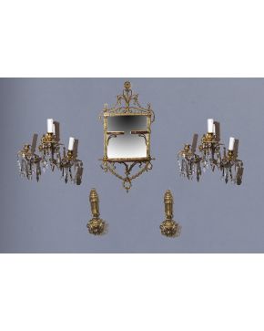 941-Lote compuesto por: espejo con estantes en madera con montura en bronce dorado. pareja de alzapaños y pareja de apliques de tres luces en bronce y pri