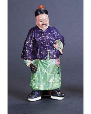 439-Escultura en terracota policromada con pelo natural en bigote representando mandarín. s. XIX.