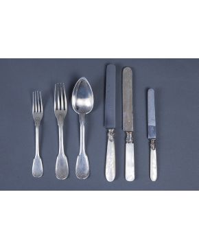 497-Lote de cubiertos antiguos formado por: 13 cucharas de mesa. 12 tenedores de mesa y 4 tenedores de postre. en su mayoría en plata francesa punzonada. 