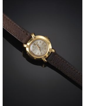 1089-ROLEX Reloj de pulsera para señora años 40. Maquinaria firmada y caja firmada y numerada 9585. Caja en oro amarillo de 18 k y correa de piel. Movimi