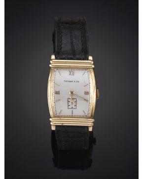 1092-TIFFANY & CO Reloj de pulsera para señora. Años 40. Caja laminada en oro de 14 k. Correa de piel.