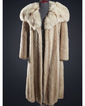 1161-Abrigo largo de Harrods en piel de nutria con cuello vuelto de zorro.