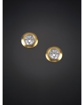 5-LOTE DE CUATRO PIEZAS ANTIGUAS. Dos anillos y dos parejas de pendientes en oro amarillo y blanco de 18K. Decoradas con circonitas.