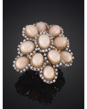 976-GRAN SORTIJA DE CABUJONES DE CORAL PIEL DE ÁNGEL ORLADOS DE BRILLANTES.Montura en oro blanco y rosa  de 18k.