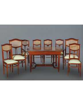 345-Juego de comedor Art Decó formado por: mesa de comedor extensible sobre patas unidas por chambrana en H. dos butacas y seis sillas en madera tallada