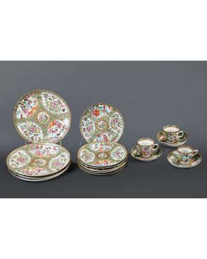 318-Vajilla en porcelana china Familia Rosa. dinastía Qing. s. XIX. Profusa decoración de escenas cortesanas y de aves en reserva sobre fondo vegetal.  