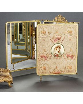 1000-Antiguo tríptico de espejo con tondo de dama y montura en bronce dorado. con tapas en tela bordada. s. XIX.