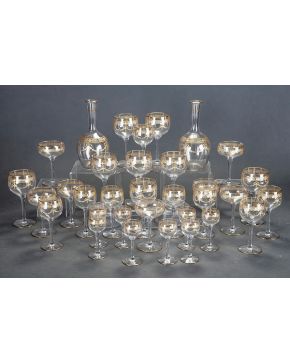 761-Elegante cristalería antigua francesa en cristal tallado con decoración en dorado de guirnaldas y grecas florales. Se compone de: 8 copas de agua. 8 c