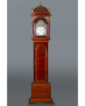 382-Reloj de antesala estilo inglés con caja en madera de caoba con filos en marquetería. siglo XIX. Esfera con numeración romana y pletina en latón profu