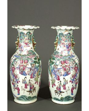 788-Pareja de jarrones en porcelana china de Cantón Familia Rosa. s. XIX.