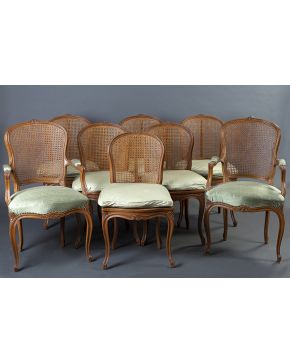 784-Sillería estilo Luis XV. Formada por 8 sillas y dos butacas en madera tallada en su color con copete de rosas. Respaldos de rejilla y asientos en el m