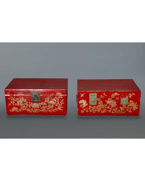 319-Lote de dos arcones chinos lacados en rojo con decoración de flores y aves en dorado. Asas laterales. Faltas.