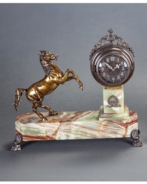 378-Reloj de sobremesa en bronce con caballo en corbeta. Sobre base de ágata.